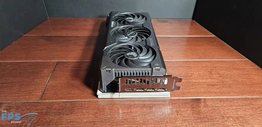 ASUS TUF Gaming Radeon RX 7900 GRE OC Edition: card I-O