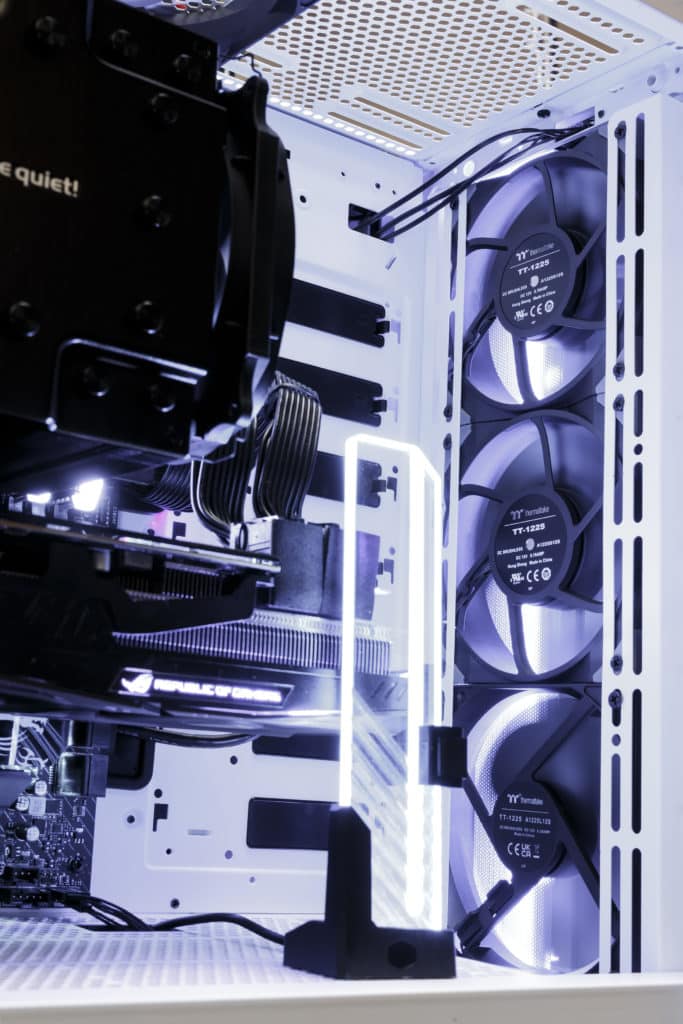 Thermaltake H700 TG Snow Edition front fans from inside