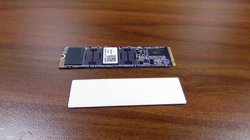 Netac NV7000-t 1TB PCIe Gen4 M.2 NVMe SSD SSD and Underneath Heat Spreader