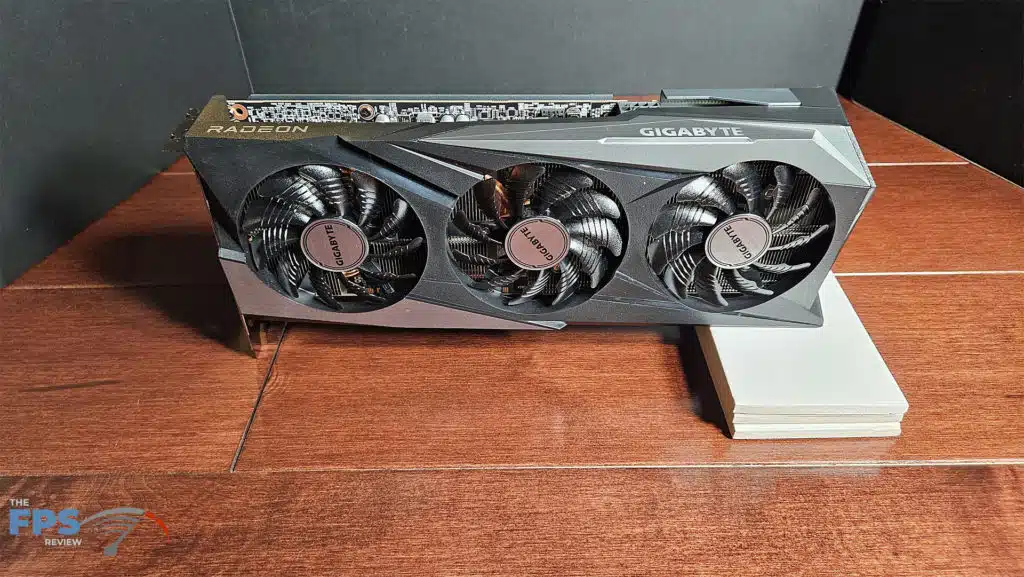 GIGABYTE Radeon RX 7600 GAMING OC: card standing