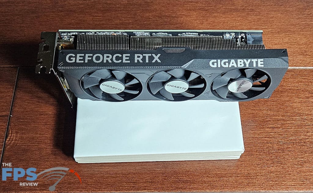 GIGABYTE GeForce RTX 4060 OC Low Profile: card standing
