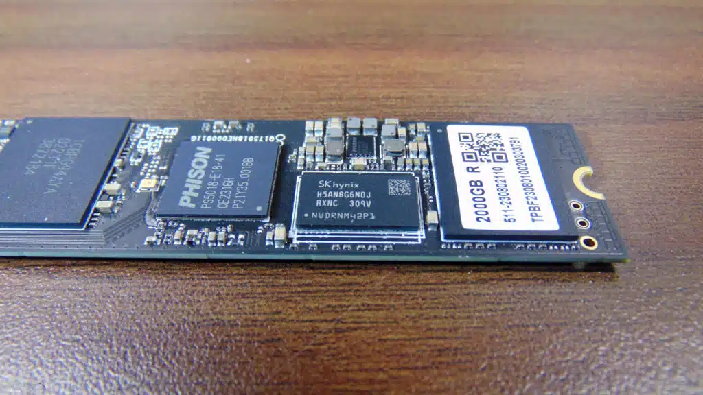 TEAMGROUP T-FORCE CARDEA A440 PRO 2TB PCIe Gen4 M.2 NVMe SSD DRAM close up