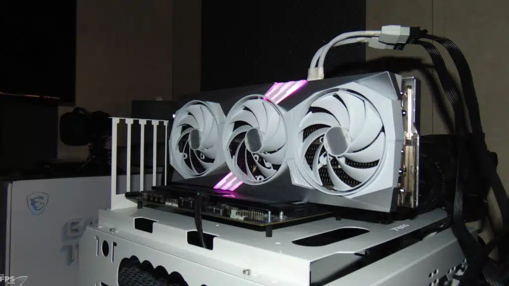 MSI GeForce RTX 4070 Ti SUPER GAMING X TRIO WHITE Installed RGB