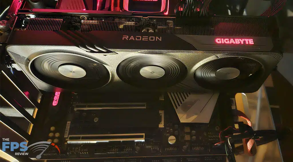 GIGABYTE Radeon RX 7600 XT Gaming OC: in PC-red