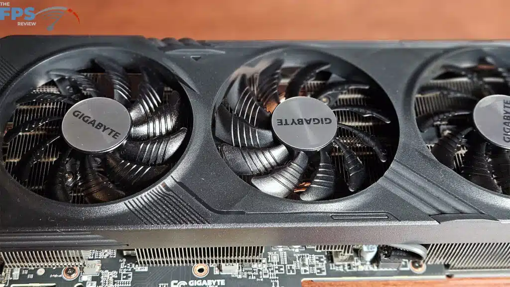 GIGABYTE Radeon RX 7600 XT Gaming OC: fans close