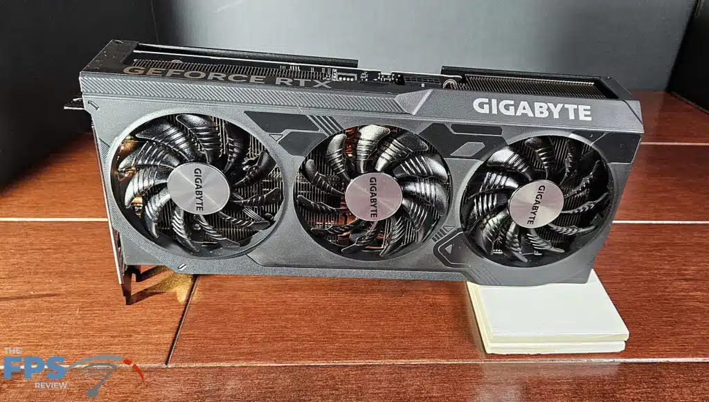 GIGABYTE GeForce RTX 4070 Ti SUPER WINDFORCE OC 16GB: card standing