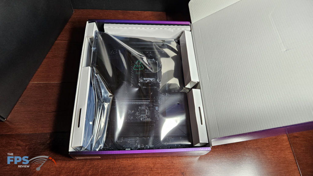 ASRock Phantom Gaming X870 RIPTIDE WiFi:  box open