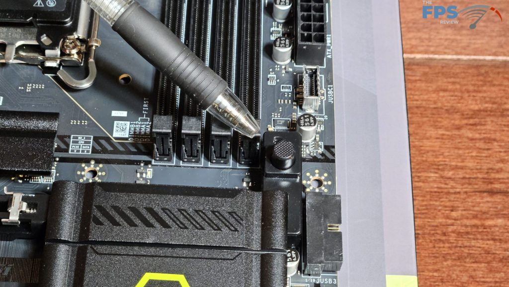 MSI MAG B860 TOMAHAWK WiFi : EZ release latch