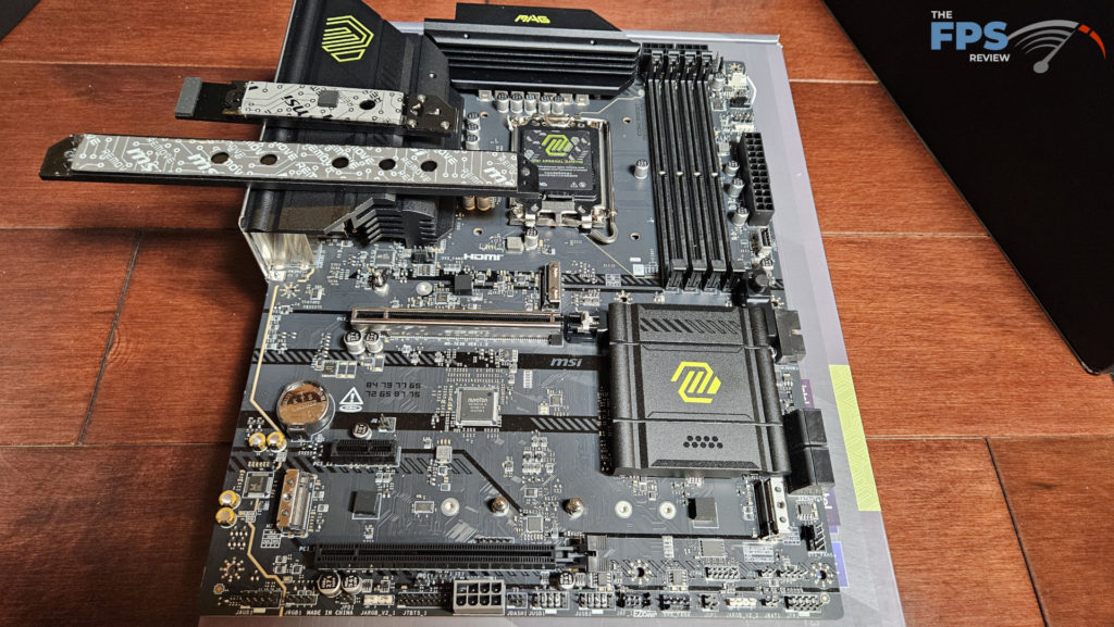 MSI MAG B860 TOMAHAWK WiFi : M.2 heatsinks uncovered