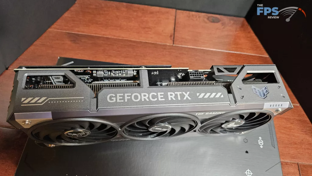 ASUS GeForce RTX 5070 TUF GAMING OC Edition : edge standing