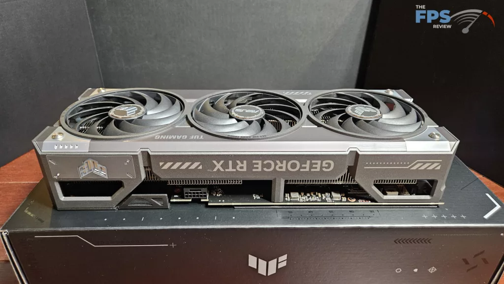 ASUS GeForce RTX 5070 TUF GAMING OC Edition : card facing edge