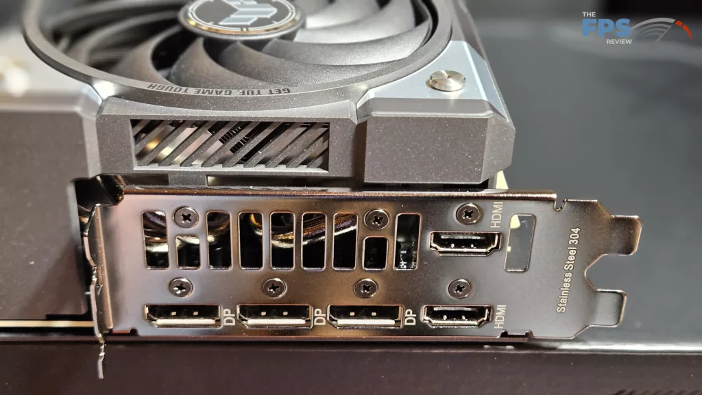 ASUS GeForce RTX 5070 TUF GAMING OC Edition : I/O close