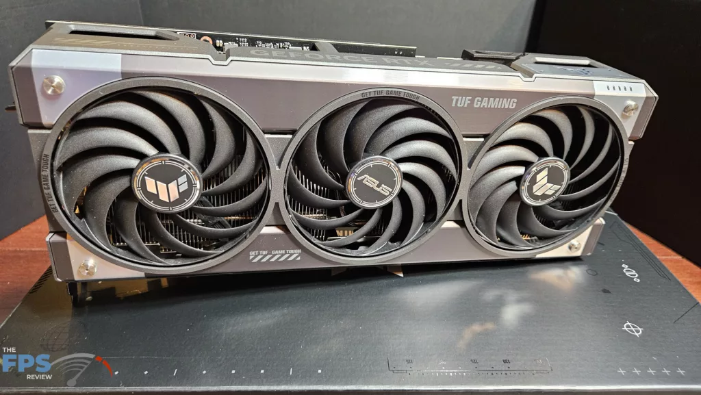 ASUS GeForce RTX 5070 TUF GAMING OC Edition : card standing