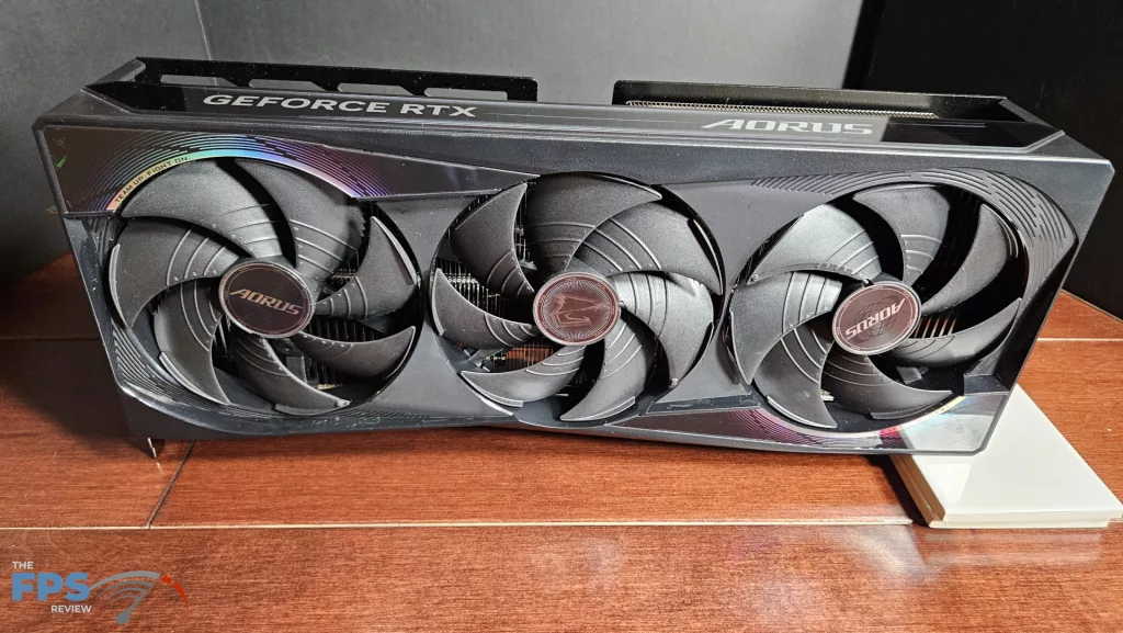 GIGABYTE AORUS GeForce RTX 5080 MASTER : card standing