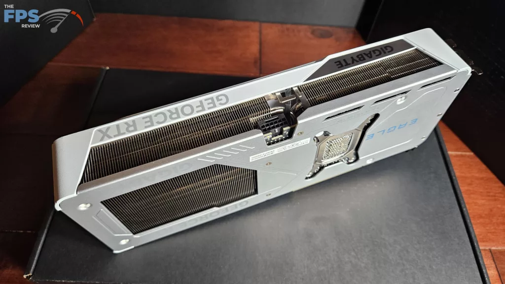 GIGABYTE GeForce RTX 5070 EAGLE OC ICE SFF 12G : connector cutout