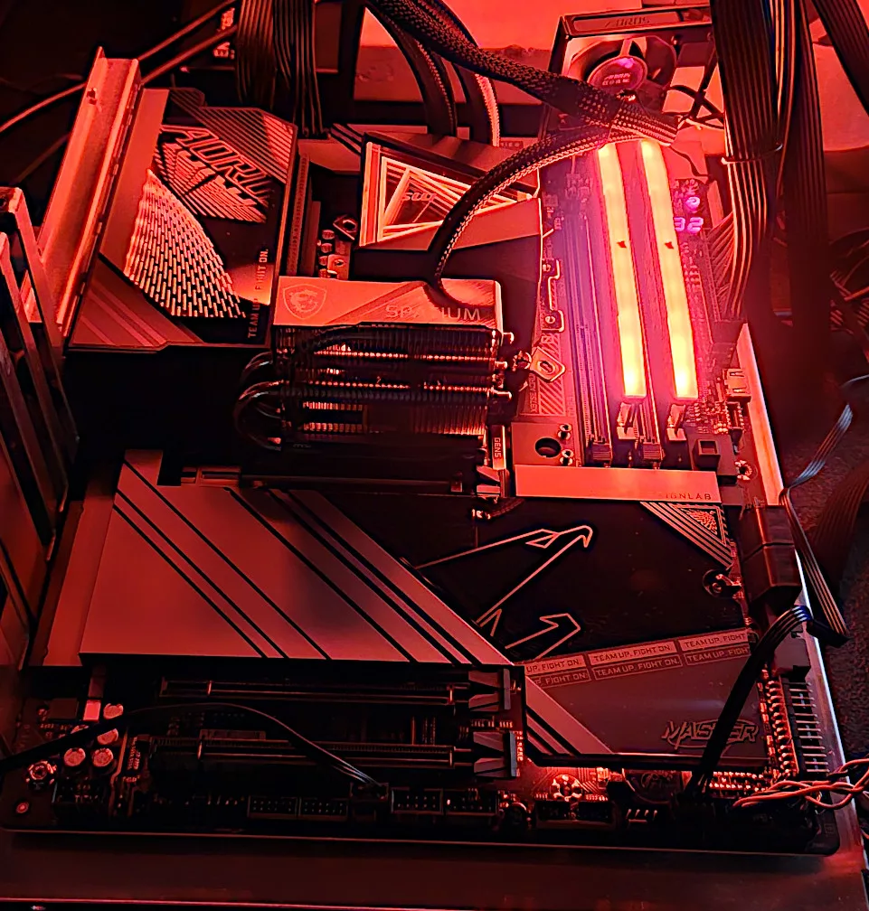 GIGABYTE X870E AORUS MASTER: RGB-3